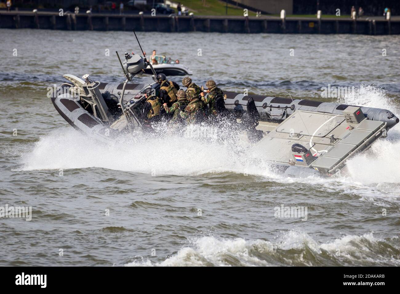 Motoscafo veloce con i Marines olandesi durante una demo d'assalto al World Harbour Days di Rotterdam. Settembre, 3, 2016. Foto Stock