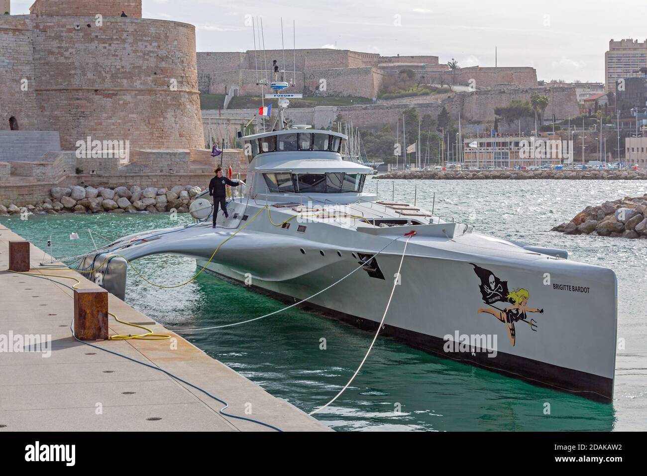 Marsiglia, Francia - 31 gennaio 2016: Fast Interceptor Trimaran Brigitte Bardot Sea Shepard Conservation Society ormeggiata a Marsiglia, Francia. Foto Stock