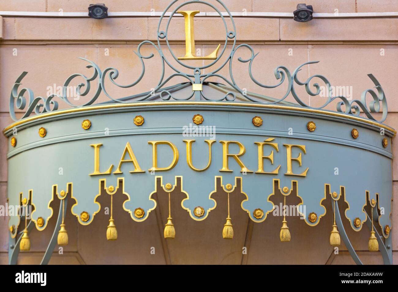 Cannes, Francia - 1 febbraio 2016: Firma d'oro alla famosa pasticceria di lusso Laduree a Cannes, Francia. Foto Stock
