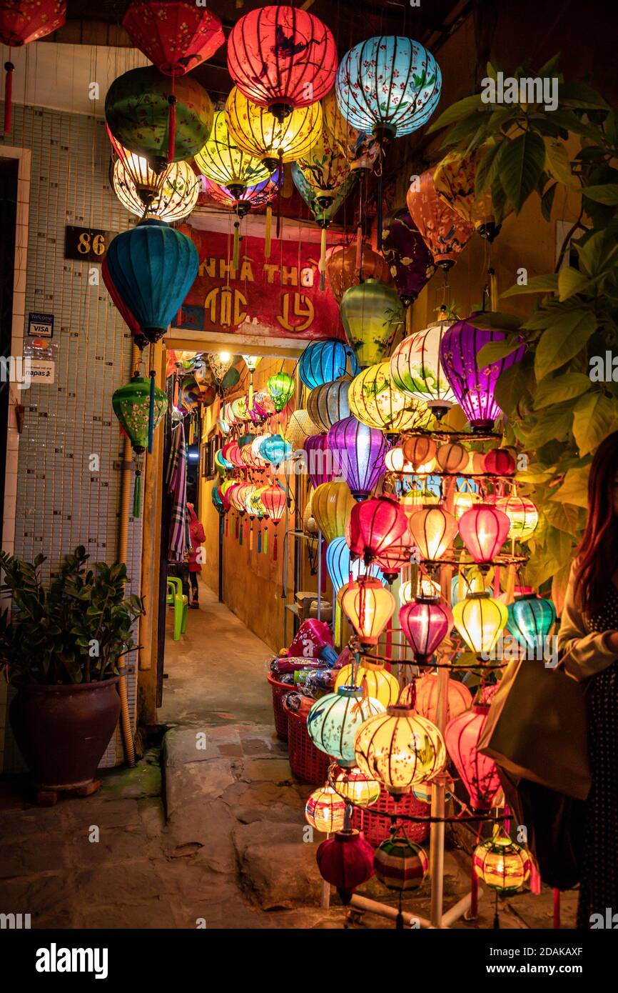 Un negozio che vende lanterne di seta colorate di notte, Hoi An, Vietnam, Asia Foto Stock