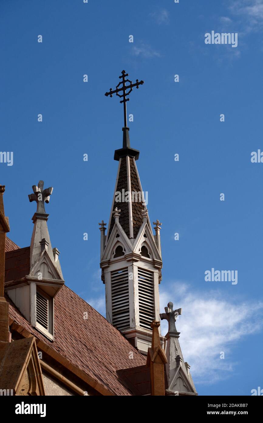 Una croce di metallo in cima alla storica Cappella Loretto del XIX secolo a Santa Fe, New Mexico. Foto Stock