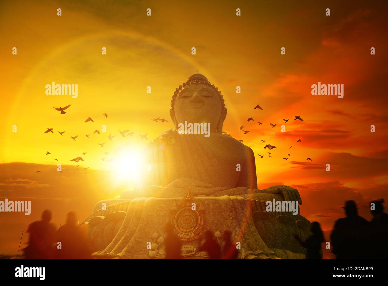 Paesaggio panoramico del tramonto nella grande montagna del buddha. Statua bianca del Buddha di phuket Foto Stock
