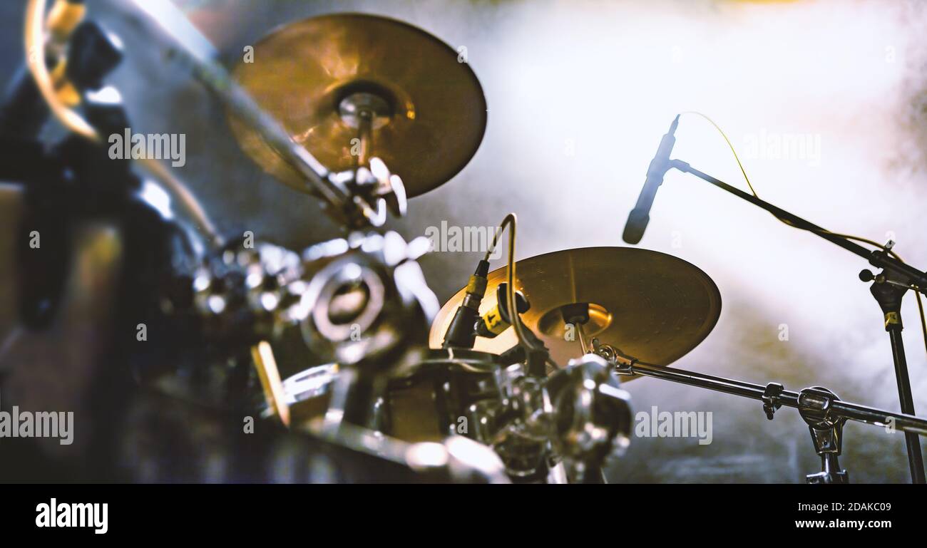 Immagine astratta di drum sul palco e fumo illuminato da spotlights. Musica dal vivo e nigth concerto sfondo Foto Stock