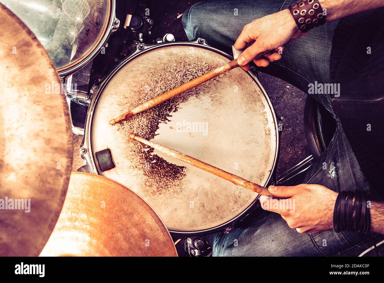 Music festival.Instrument sul palco e band.Playing drum e Concert Concept.Live musica di sottofondo Foto Stock