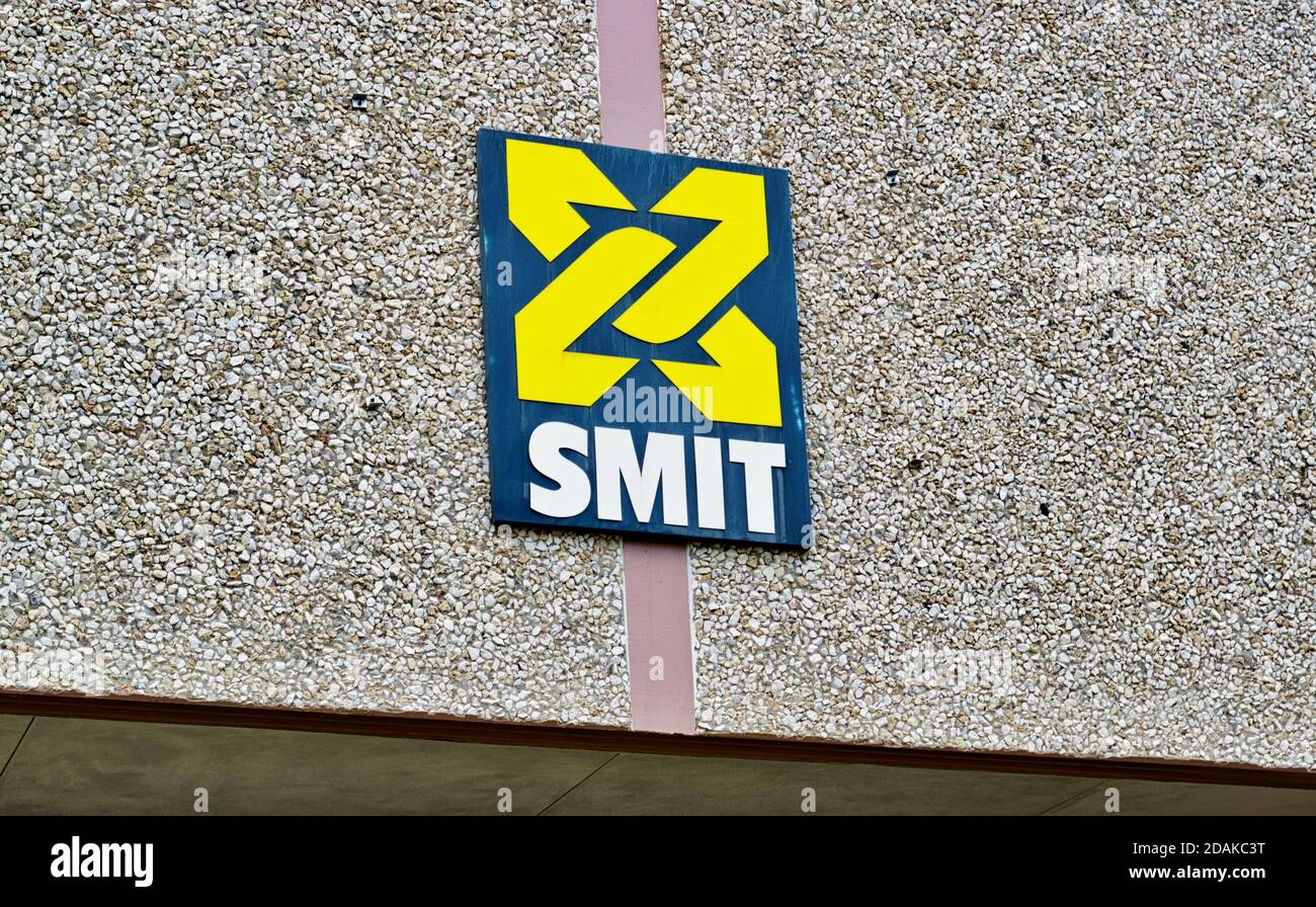 Houston, Texas/USA 07/17/2020: Logo SMIT International closeup sul loro esterno ufficio a Houston, Texas. Società olandese di traino marittimo fondata nel 1842. Foto Stock
