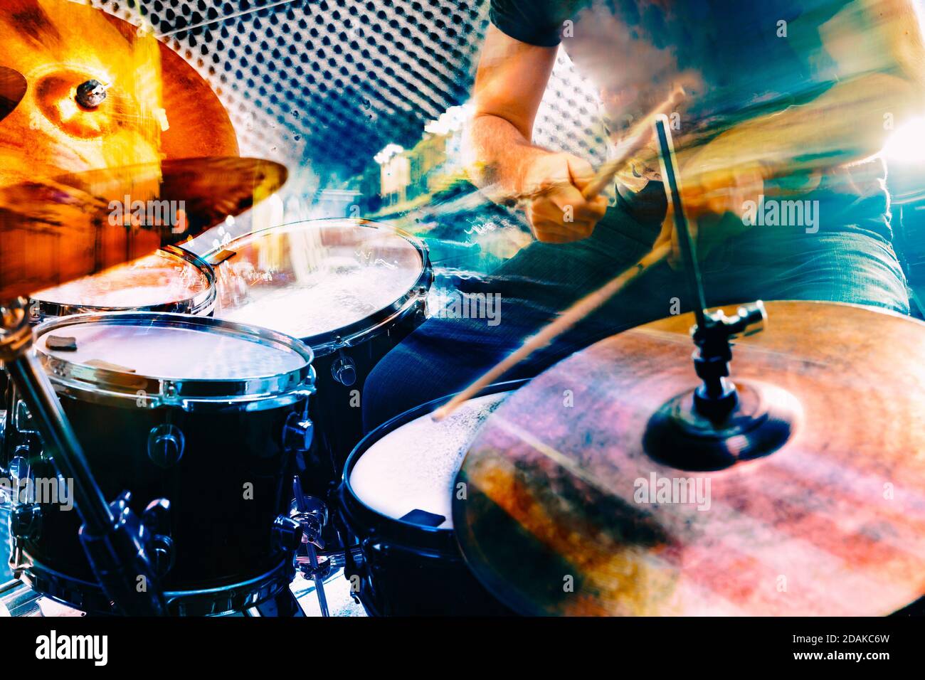 Music festival.Instrument sul palco e band.Playing drum e Concert Concept.Live musica di sottofondo Foto Stock