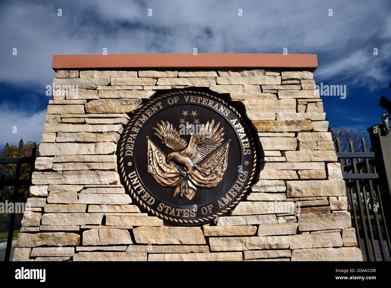 Un cartello metallico all'entrata del Cimitero Nazionale di Santa Fe in New Mexico amministrato dal Dipartimento degli Affari dei Veterani degli Stati Uniti. Foto Stock