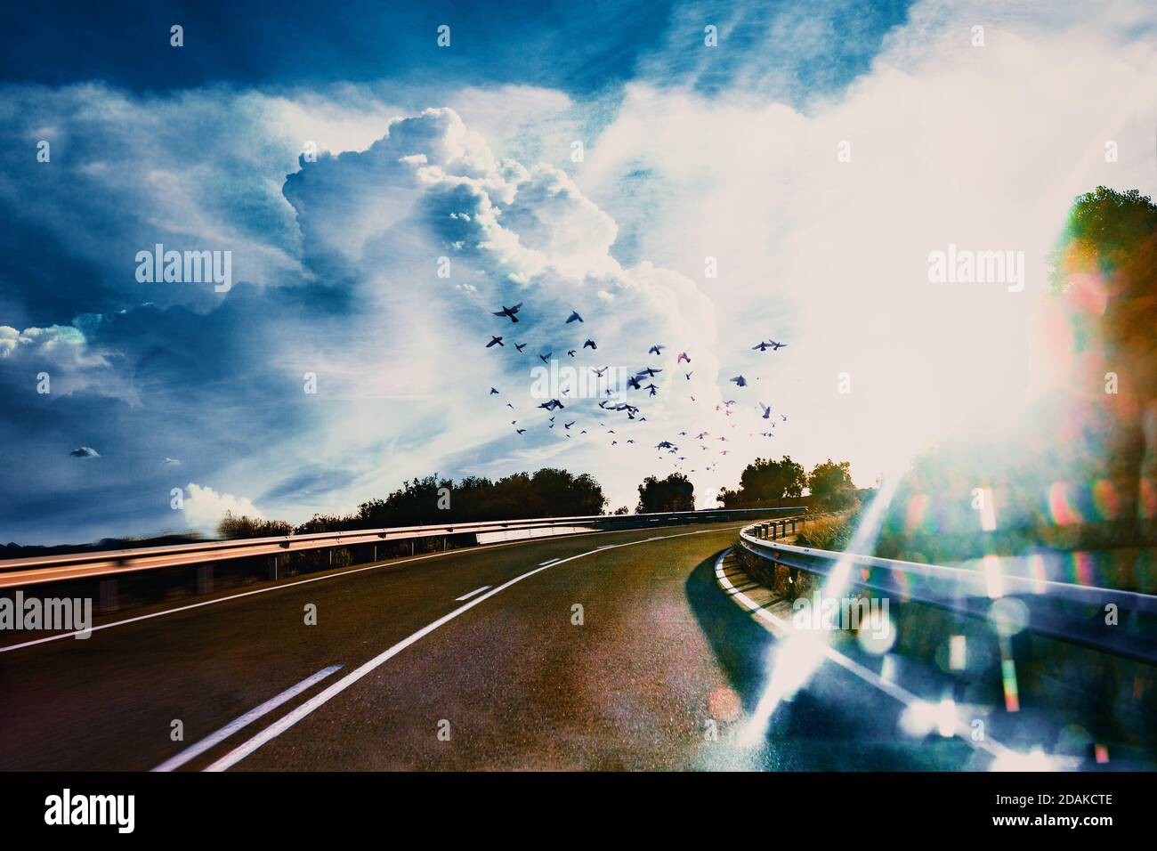 Strada e auto viaggio panoramico e Sunset.Landscape immagine relativa alle avventure di viaggio auto. Foto Stock