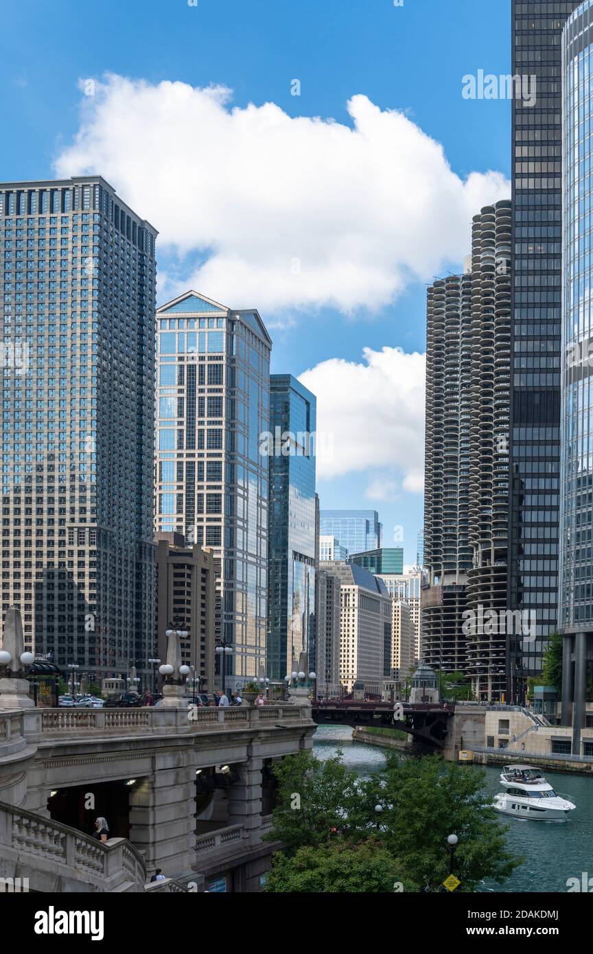 Fiume Chicago e ponti con skyline dell'edificio Foto Stock