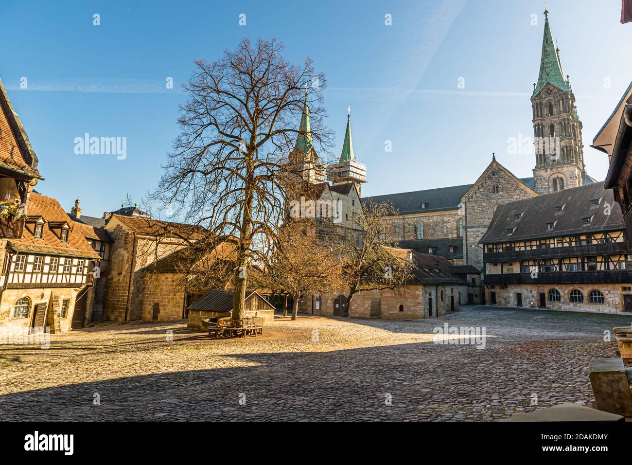 Le torri della Cattedrale di Bamberga San Pietro e San Giorgio coperti di ponteggi. Cattedrale di Bamberga, Germania (Bamberger Dom St. Peter und St. Georg) Foto Stock