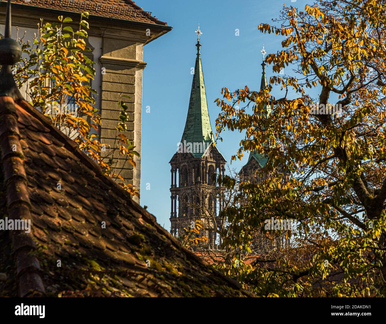 Le torri della Cattedrale di Bamberga San Pietro e San Giorgio dietro un castagno e altri edifici. Cattedrale di Bamberga, Germania (Bamberger Dom St. Peter und St. Georg) Foto Stock