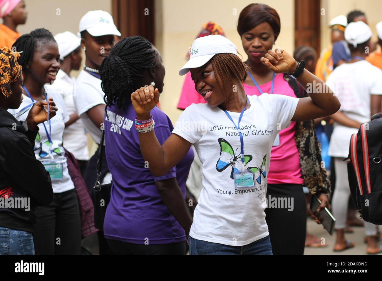 Un gruppo di ragazze che ballano e si divertiranno in una festa. Sierra Leone. Foto Stock