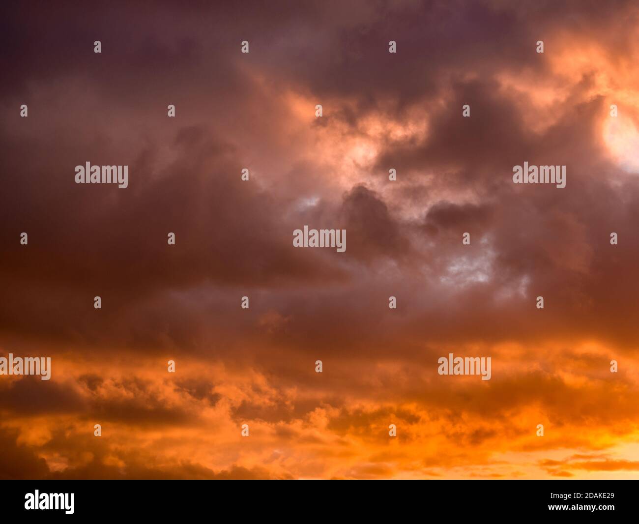 Un cielo nuvoloso d'inverno al tramonto Foto Stock