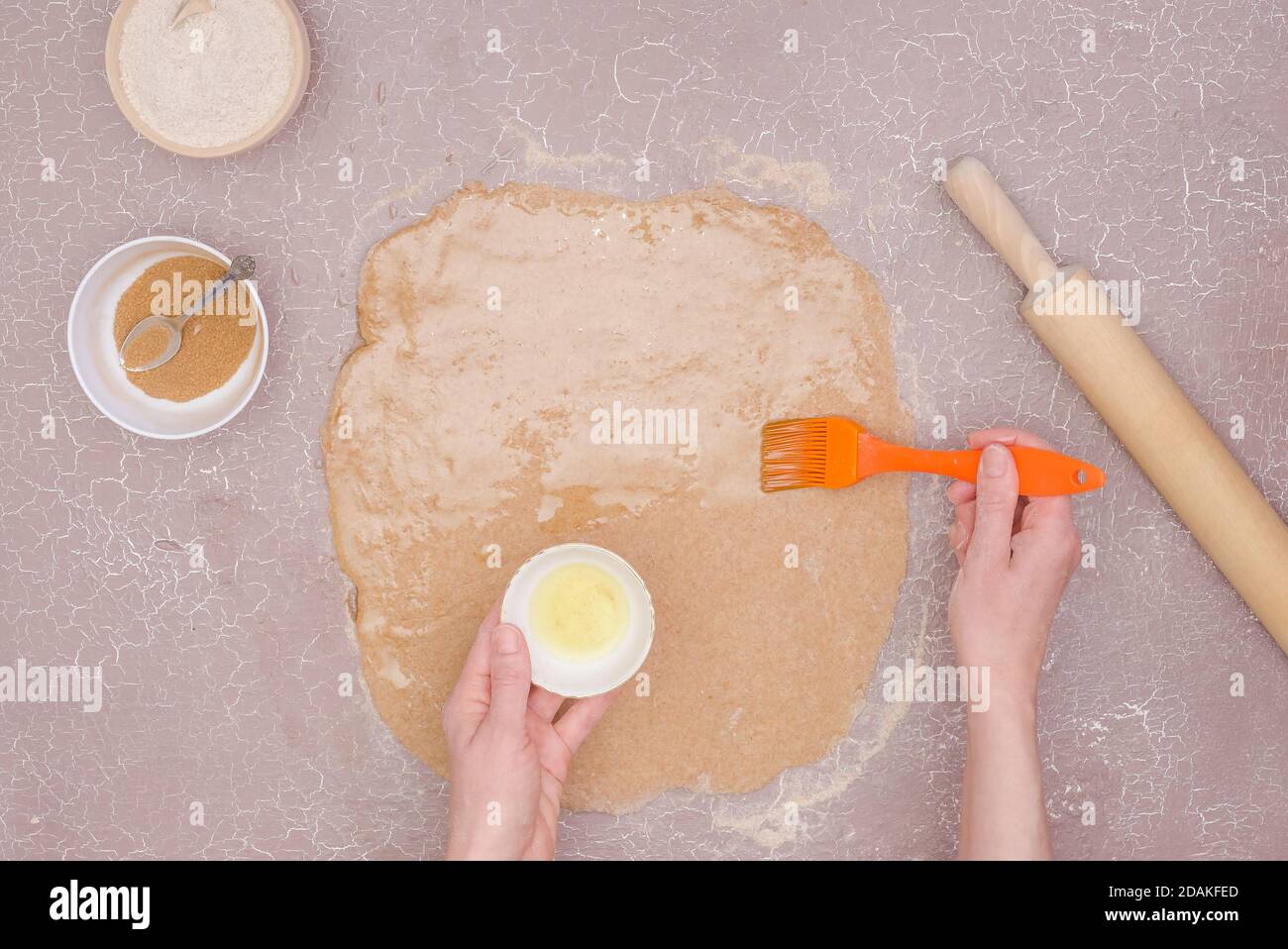 Una ricetta passo-passo per dolci dolci alla cannella. Fase 3 - burro l'impasto Foto Stock