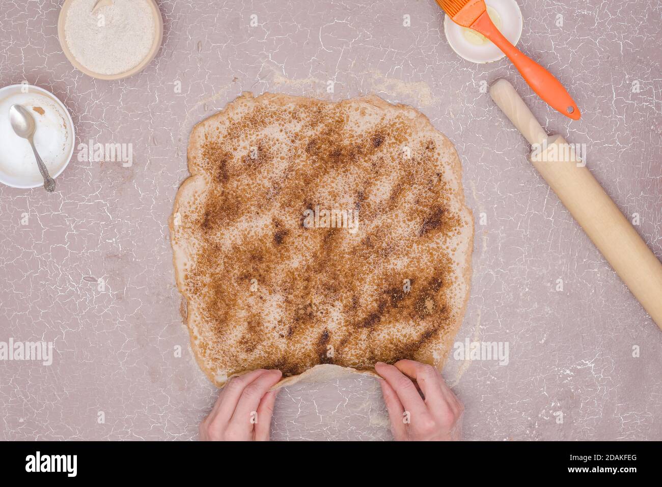 Bella focaccia di grano bianco il pane su una piastra su un bordo di lino..  la varietà di pane nel cestello in background. Il telaio verticale Foto  stock - Alamy