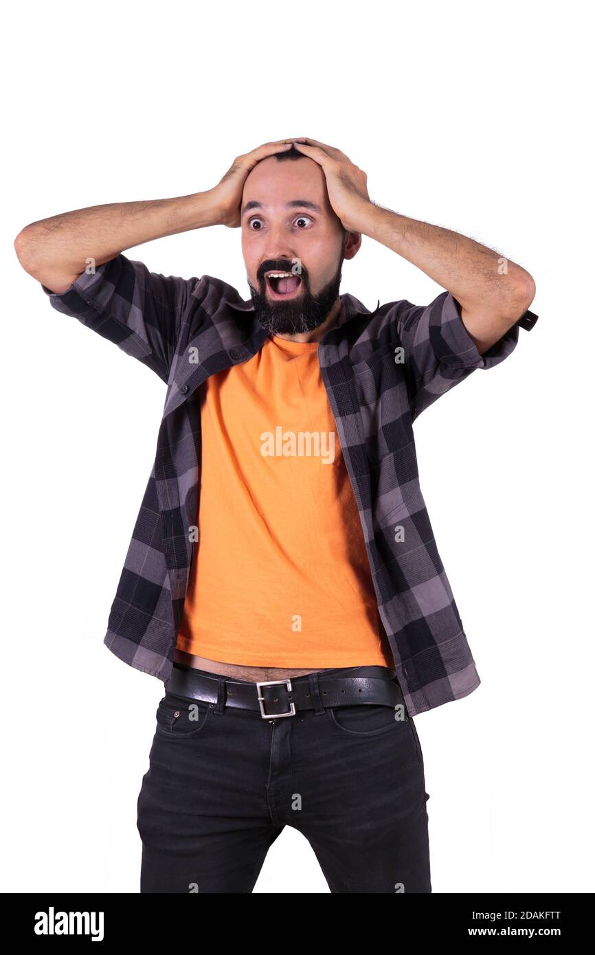 Un giovane entusiasta che tocca la testa sorpreso e gioioso Foto Stock