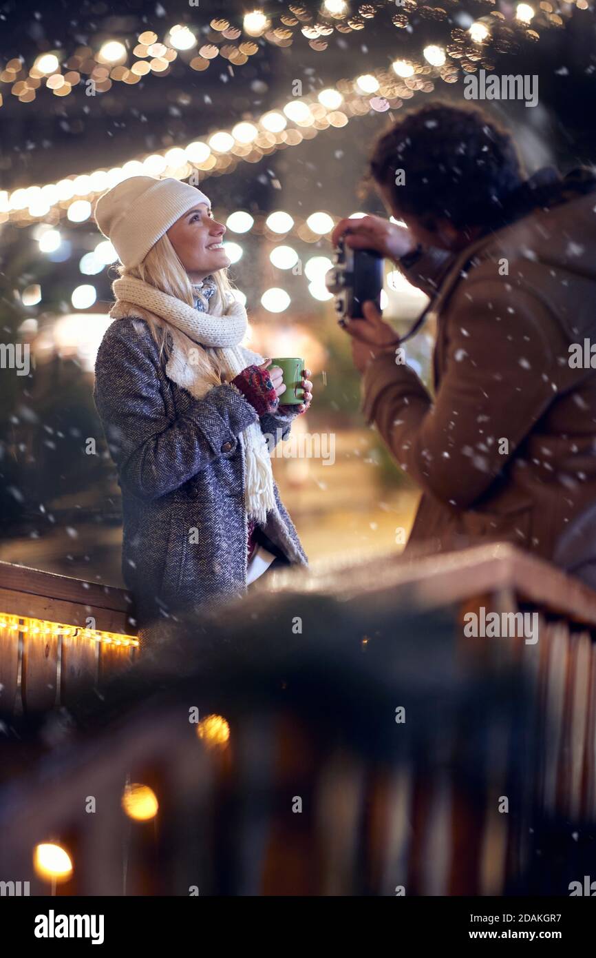 Giovane coppia che fa i ricordi di Christmas insieme in una notte d'inverno Foto Stock