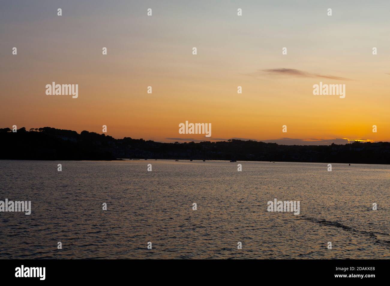 Tramonto in arancione e rosa sulla città di Kinsale Foto Stock