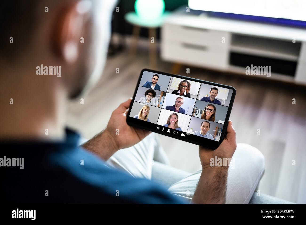 Webinar su videoconferenze: Chat o videoconferenza su tablet Foto Stock