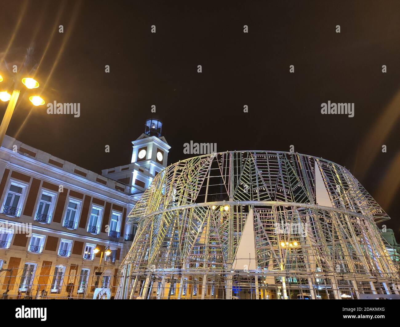 Installazione e montaggio del caratteristico albero di Natale e delle sue luci a Puerta del Sol con l'emblematico orologio, a Madrid, Spagna. Foto Stock