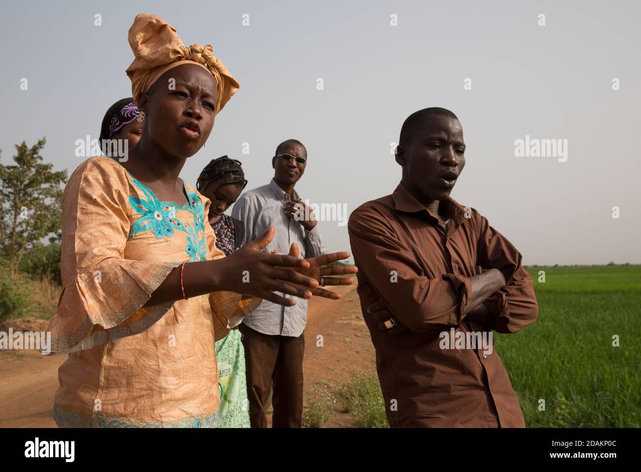 Selingue, Mali, 28 aprile 2015; Madame Sogoba, tecnico agricolo, Consigliando l'agricoltore Sekou Dumbia, (giacca rosa). Personale e stages in Agric Foto Stock
