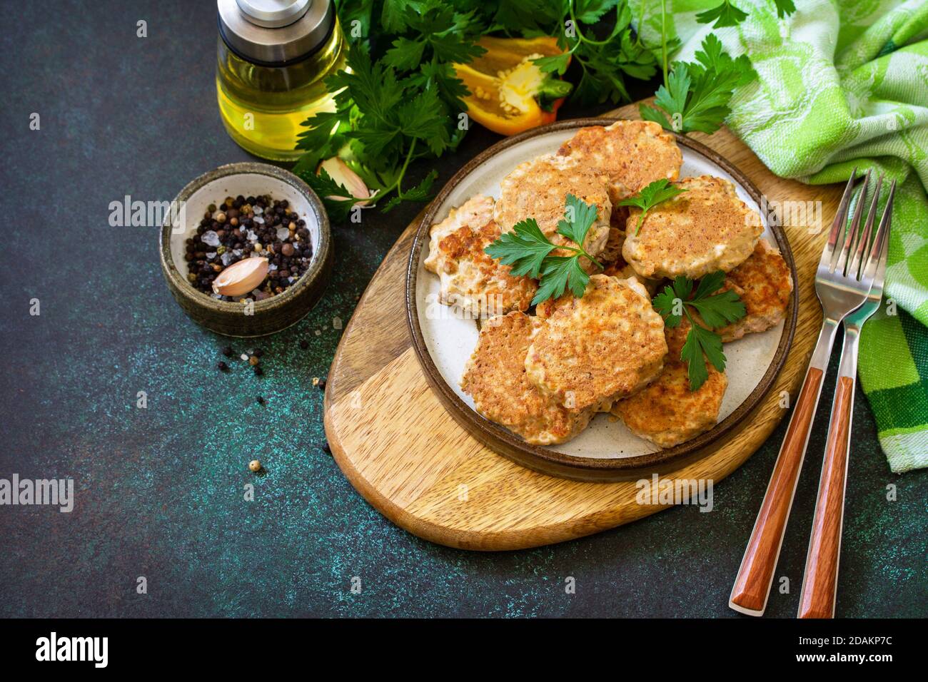 Cibo vegano sano. Tagli di pesce rosso su una pietra scura o tavolo di ardesia. Spazio di copia. Foto Stock