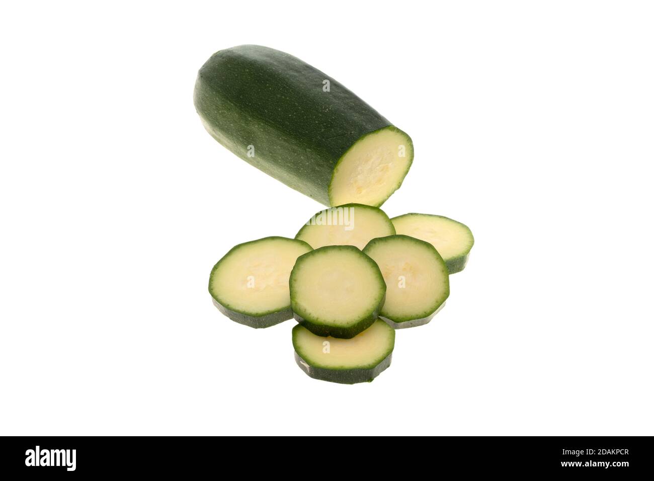 Zucchine fresche a fette - fondo bianco Foto Stock