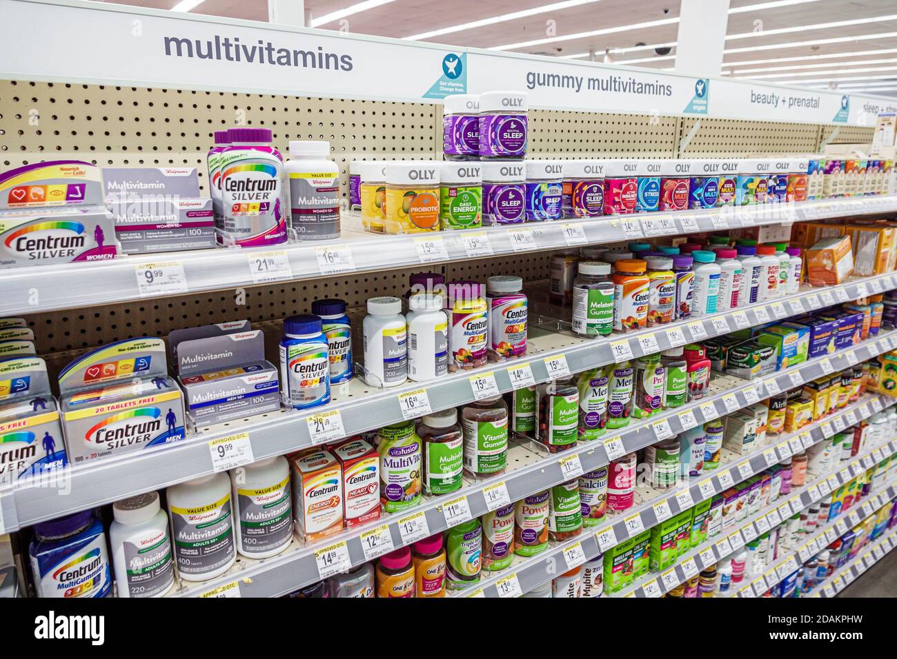 Miami Beach Florida, Walgreens farmacia scaffali visualizzare otc su contatore farmaci all'interno, interno, vitamine multivitamins gummy Centrum, vis Foto Stock
