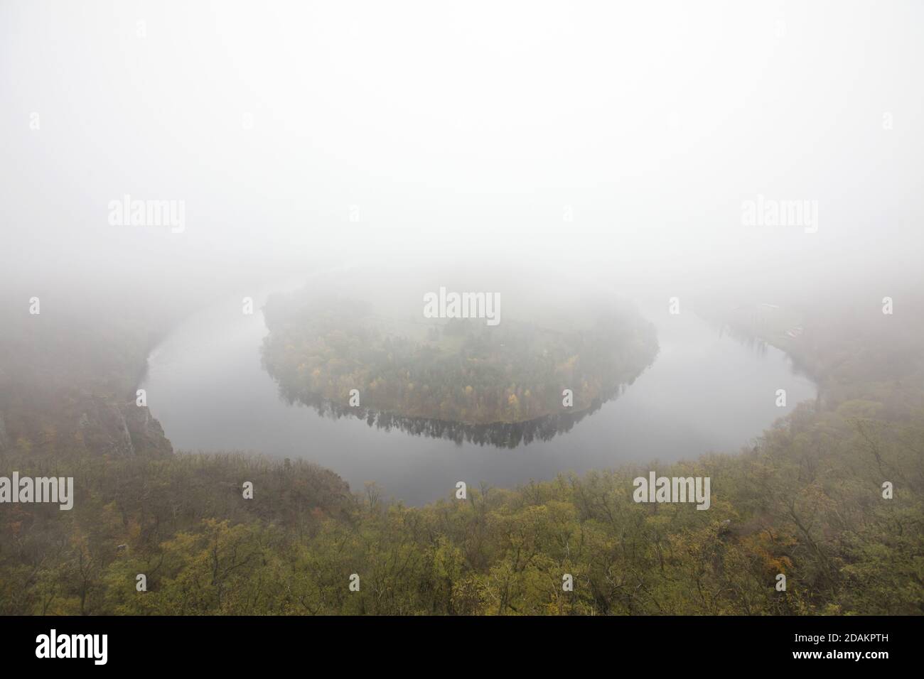 Curva del fiume Moldava conosciuta come la curva a ferro di cavallo di Solenice (Solenická podkova) raffigurata dal Altán Lookout (Vyhlídka Altán) vicino a Solenice, nella Boemia centrale, Repubblica Ceca. Foto Stock