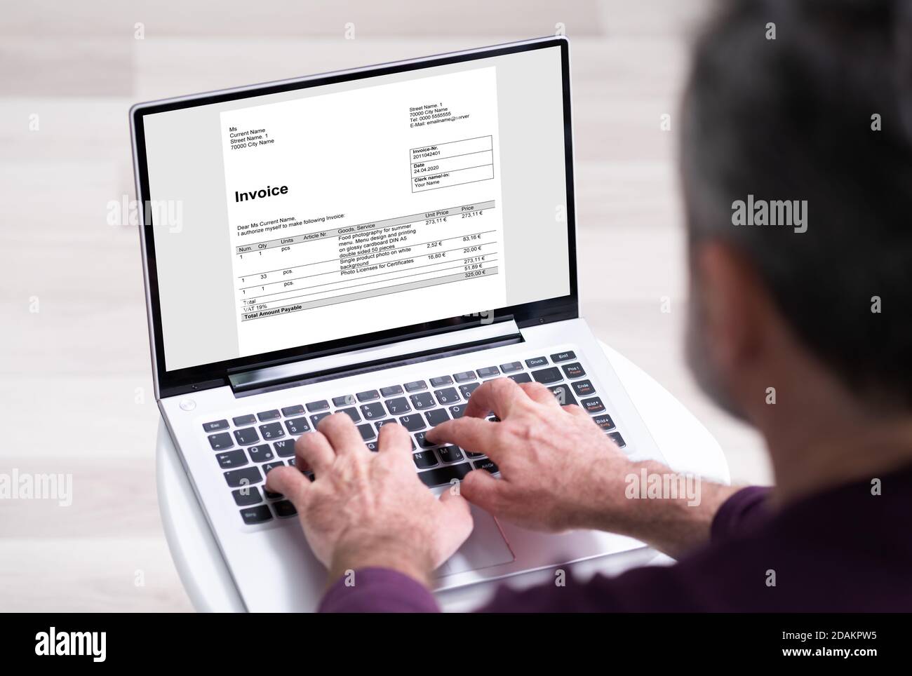 E Software di contabilità e revisione fiscale delle fatture Foto Stock