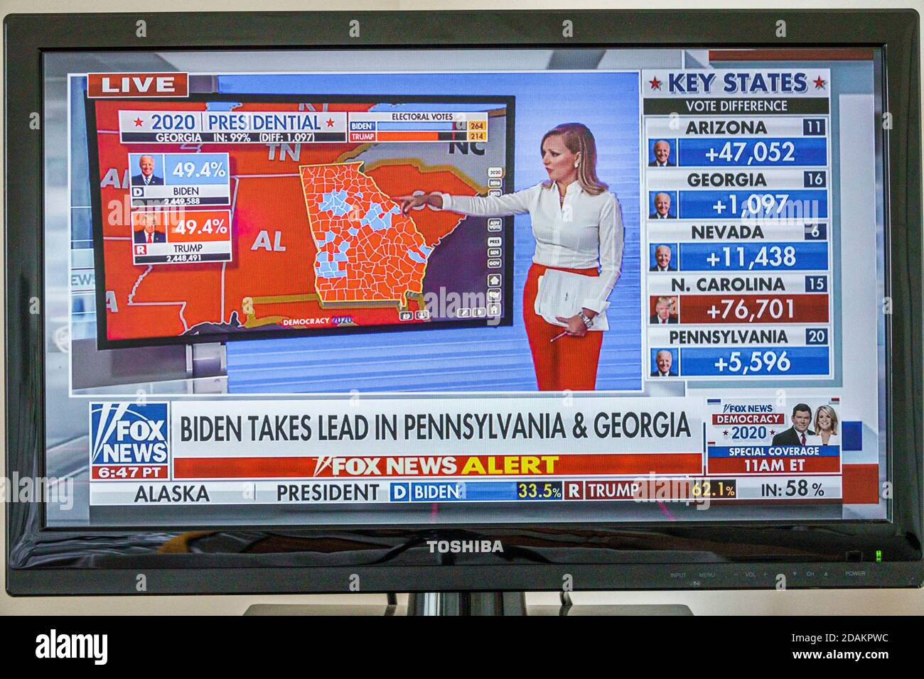 TV via cavo televisione schermo monitor 2020 Stati Uniti risultati presidenziali elezioni, Joe Biden Donald Trump voti college elettorale popolare conteggio voti, prende il comando Foto Stock