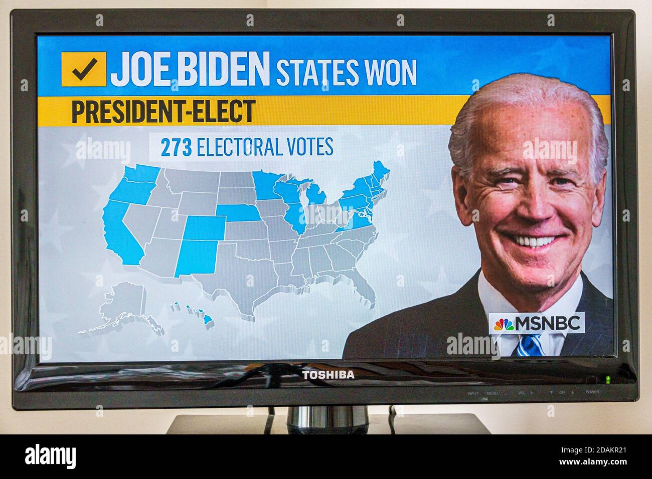 TV via cavo televisione schermo monitor 2020 Stati Uniti risultati presidenziali elezioni, Joe Biden Donald Trump voti college elettorale popolare conteggio voti, MSNBC proje Foto Stock