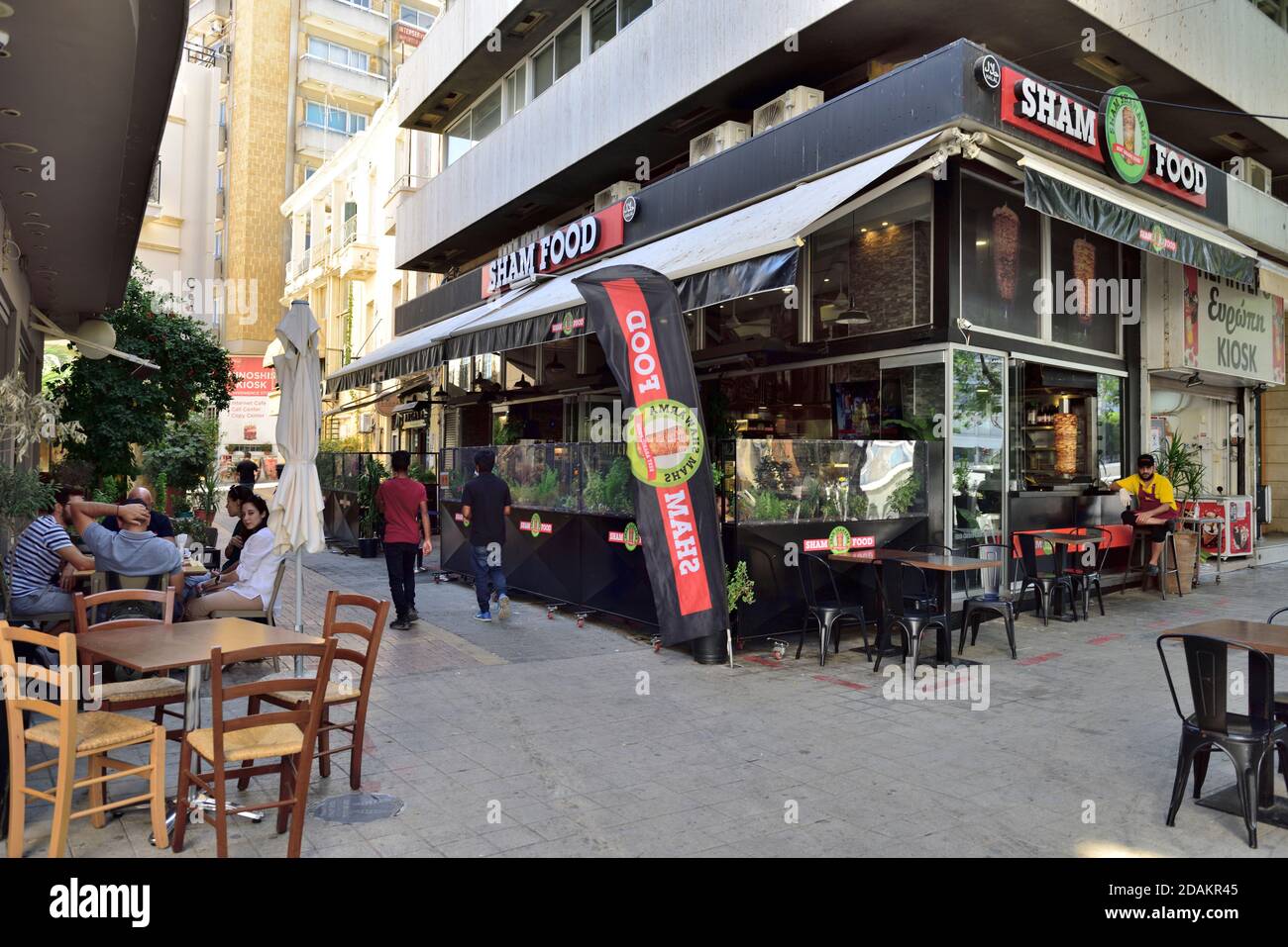 Strada tranquilla con clienti al marciapiede esterno tavoli ristorante, Nicosia, Cipro Foto Stock
