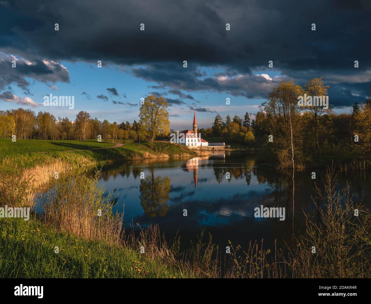 Bella estate nuvoloso paesaggio con un palazzo del Priorato a Gatchina. Russia. Foto Stock