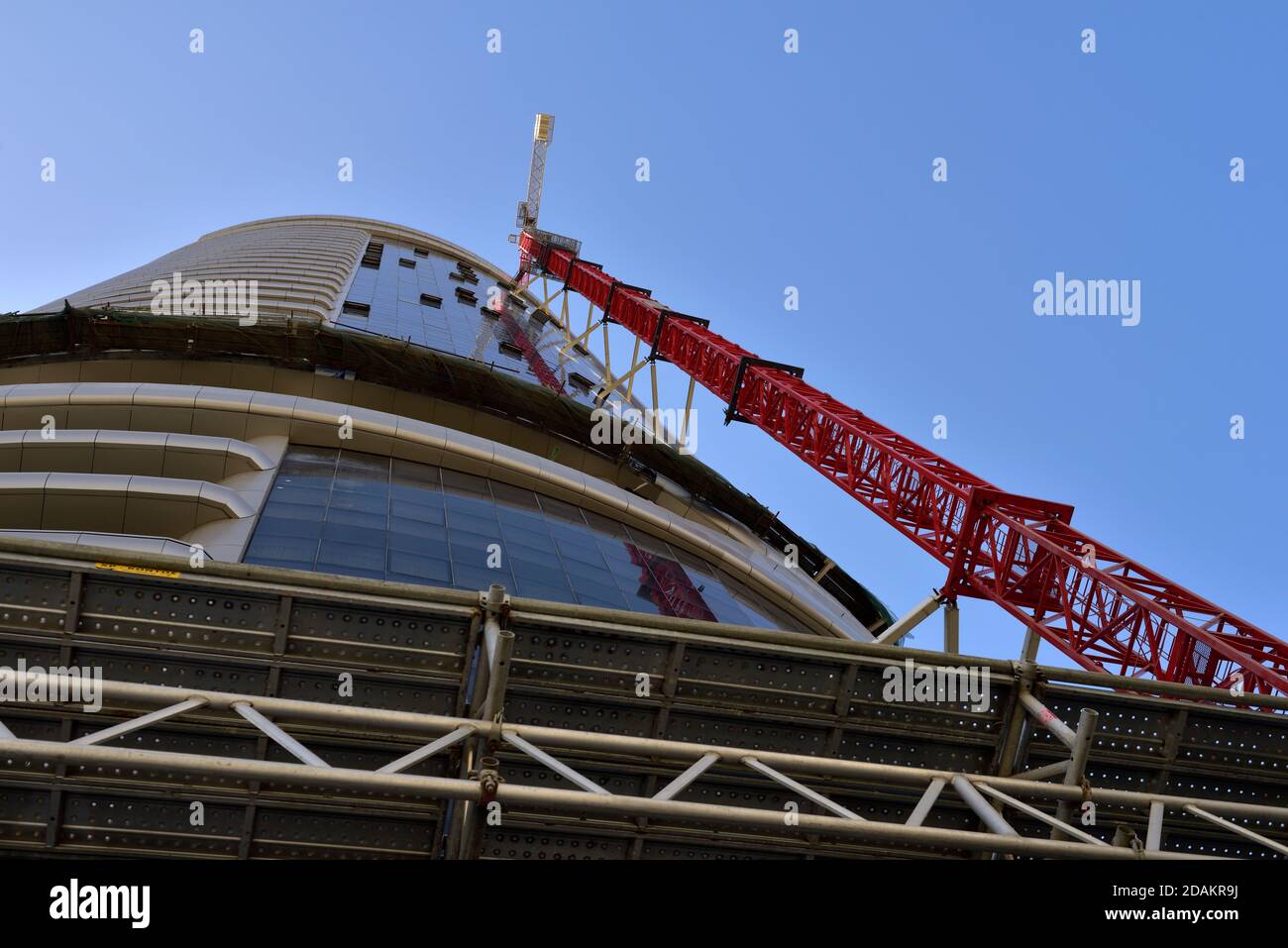 Edificio moderno con grattacieli con gru alta sopra la prossima costruzione, Nicosia, Cipro Foto Stock