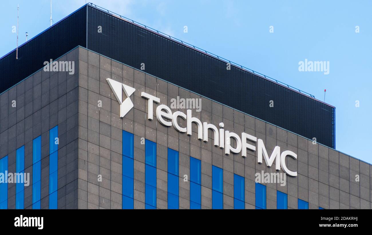 2020: Vista esterna della torre che ospita la sede francese della società industriale britannica TechnippFMC, situata a Parigi la Défense Foto Stock