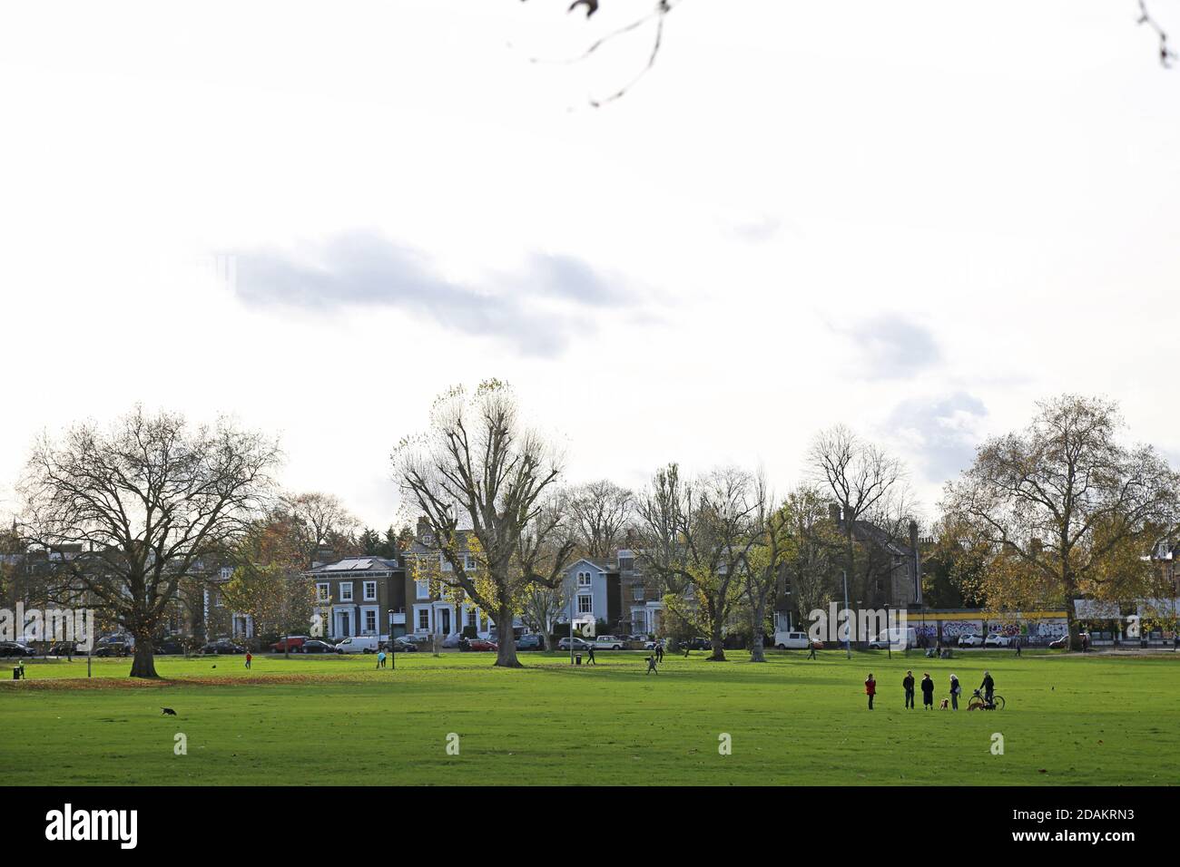 I ciclisti escursionisti e i ciclisti possono godersi una giornata di sole in autunno a Peckham Rye Common, a sud-est di Londra, Regno Unito. Foto Stock