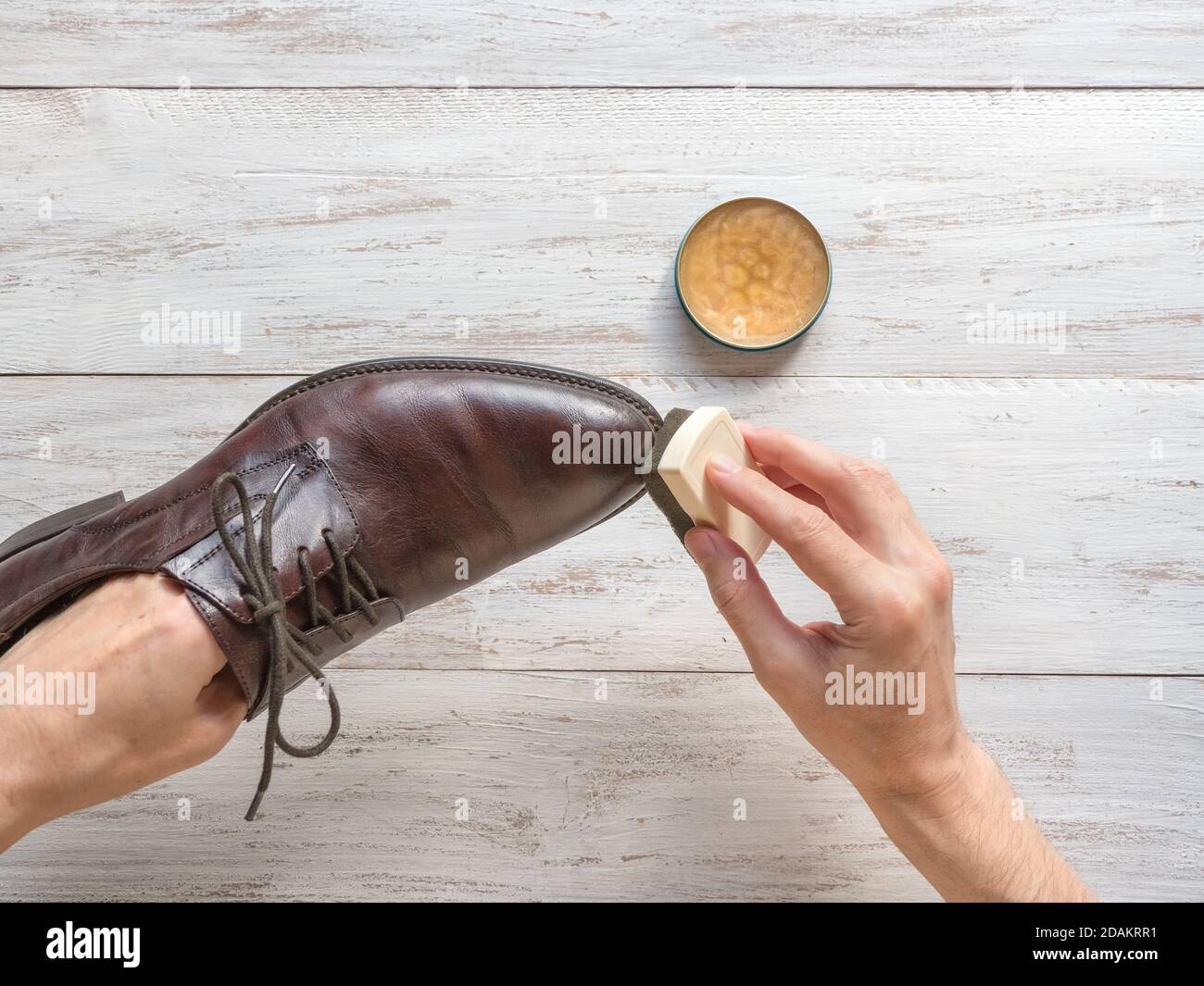 Cera protettiva per scarpe in pelle. Concetto di cura delle scarpe. Foto Stock
