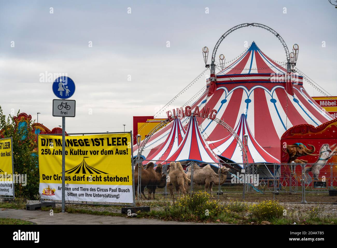 Il Circo Paul Busch, chiuso durante la seconda Corona Lockdown, a Oberhausen, richiama l'attenzione con i manifesti sulla difficile situazione del circo ope Foto Stock