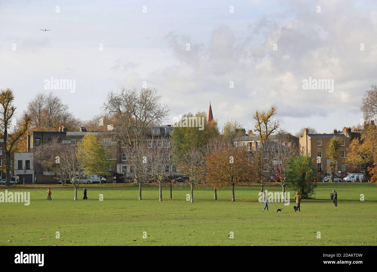 I ciclisti escursionisti e i ciclisti possono godersi una giornata di sole in autunno a Peckham Rye Common, a sud-est di Londra, Regno Unito. Foto Stock