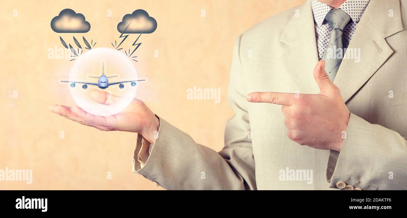 Concetto di assicurazione. Assicurazione di viaggio. Un agente assicurativo detiene una sfera protettiva con un'immagine di un aereo Foto Stock