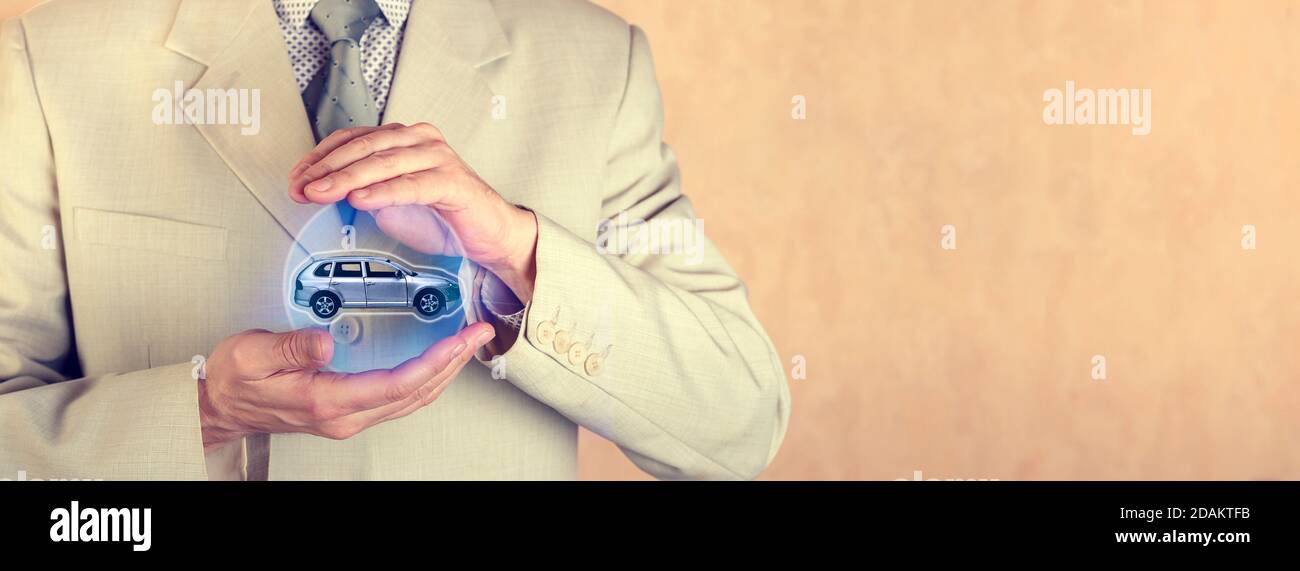Concetto di assicurazione. Assicurazione auto. Un agente assicurativo ha una sfera protettiva con un'immagine di una cura Foto Stock