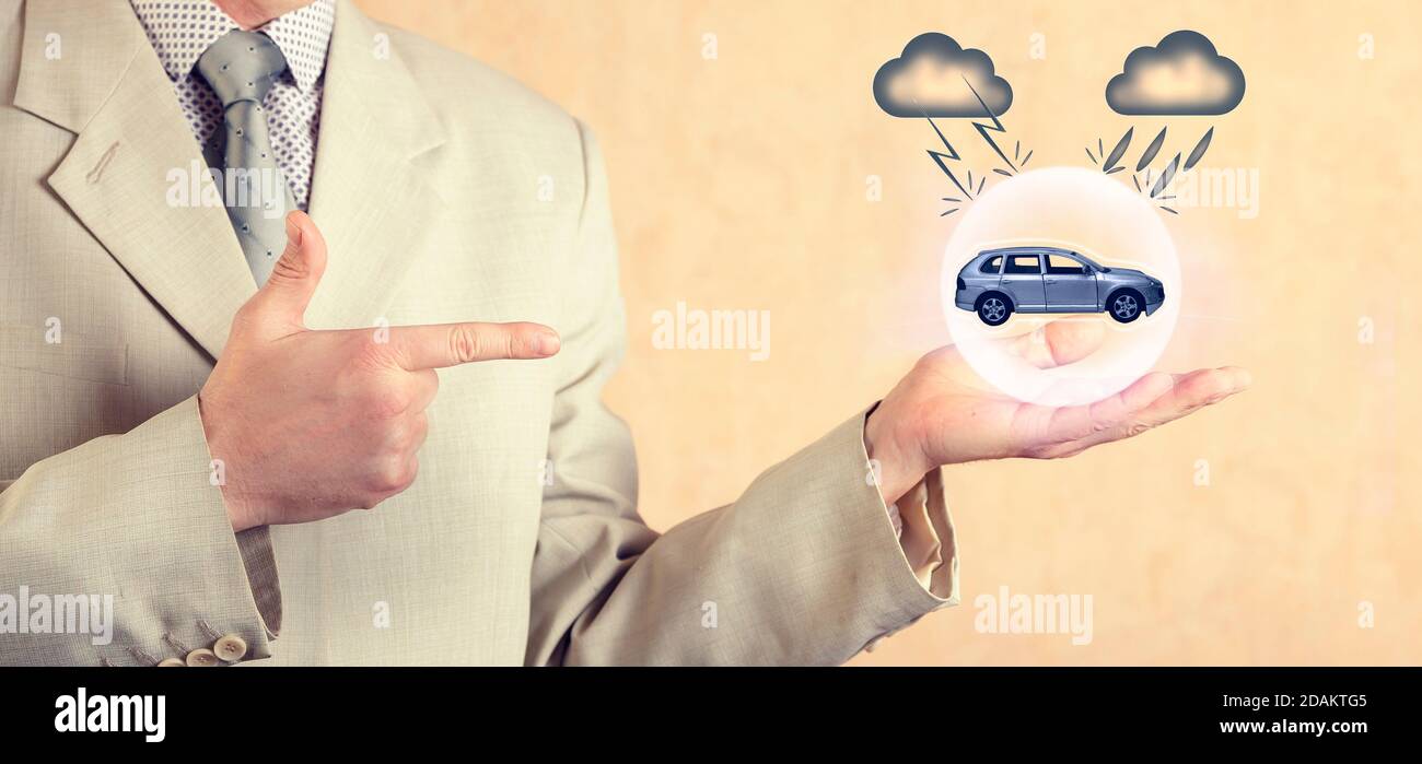 Concetto di assicurazione. Assicurazione auto. Un agente assicurativo ha una sfera protettiva con un'immagine di una cura Foto Stock
