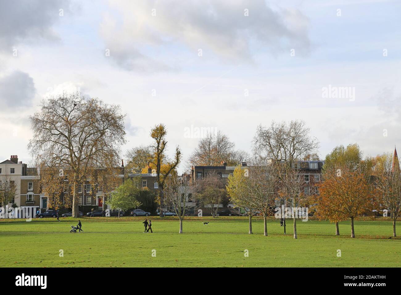 I ciclisti escursionisti e i ciclisti possono godersi una giornata di sole in autunno a Peckham Rye Common, a sud-est di Londra, Regno Unito. Foto Stock