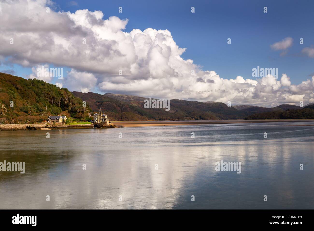 BARMOUTH, GALLES - 1 OTTOBRE 2020: Vista del fiume Mawddach dal viadotto di Barmouth in autunno Foto Stock