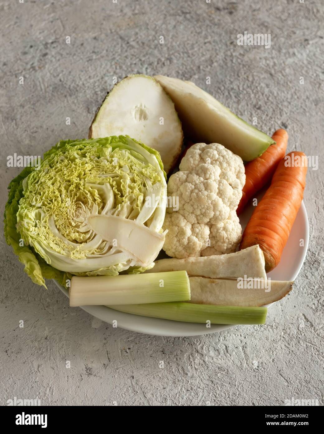 Cavolo sabaudo, porri, radice di sedano e altri ingredienti per la preparazione di un brodo vegetale Foto Stock