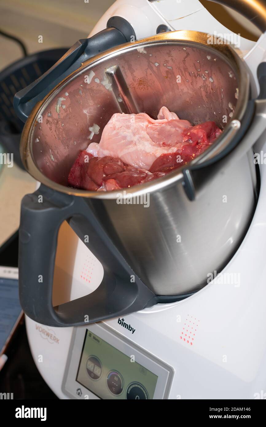 Stile di vita moderno, robot da cucina con ricetta di carne Foto Stock