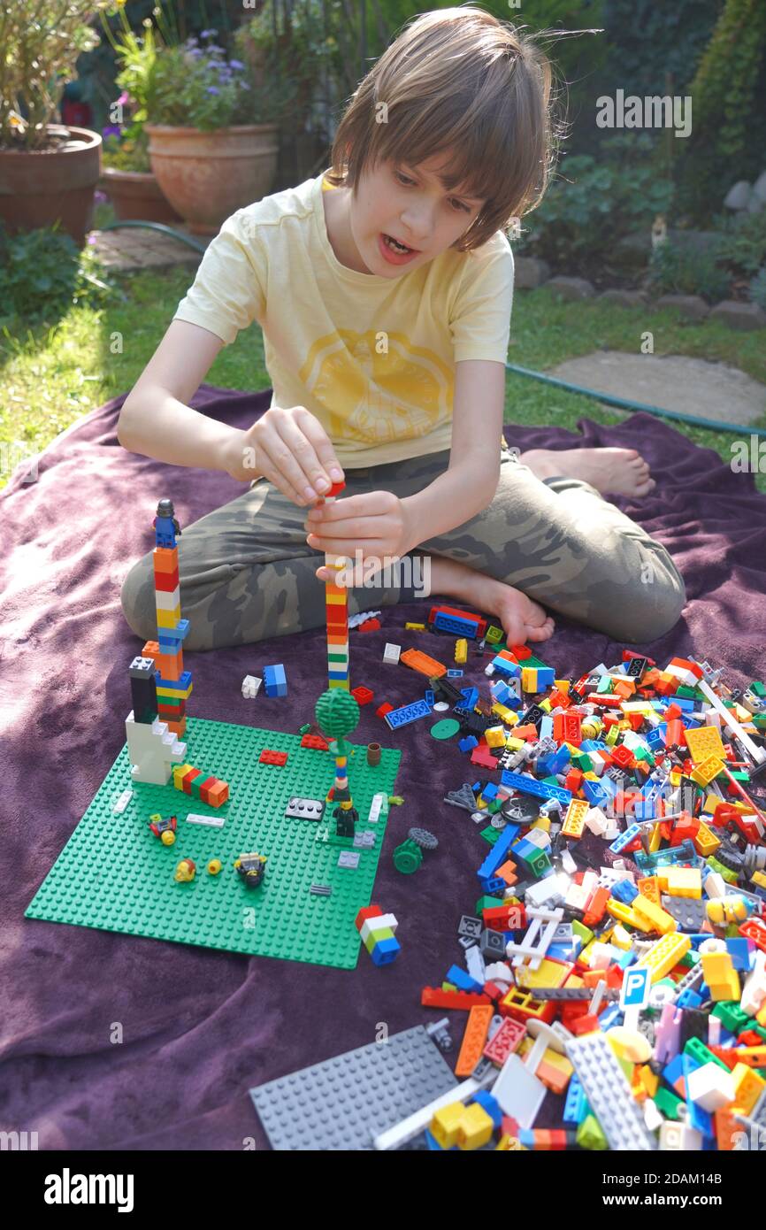 Bambini che giocano con lego all'aperto Foto stock - Alamy