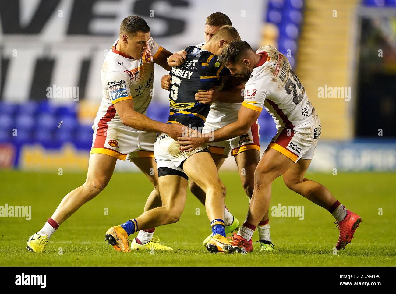 L'Ash Handley (centro) di Leeds Rhinos è affrontato da Mike McIlorum (a sinistra) e Jason Baitieri dei Catalani durante la partita di Betfred Super League Play-off all'Halliwell Jones Stadium di Warrington. Foto Stock