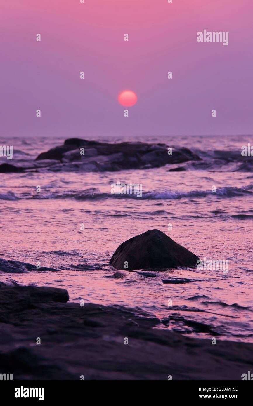 Tramonto viola sul mare arabo. Goa, India Foto Stock